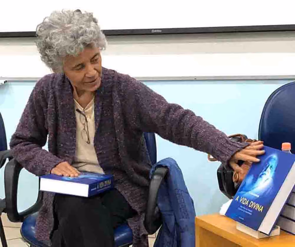 Aryamani in Brazil presenting her translation A Vida Divina