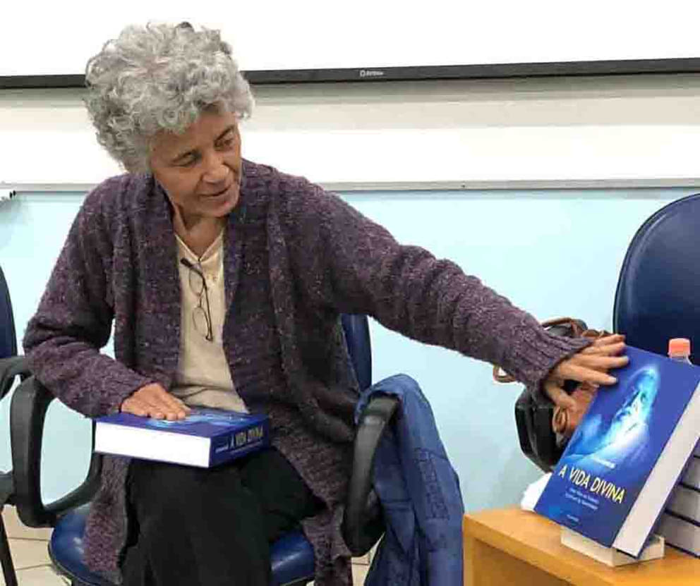Aryamani in Brazil presenting her translation A Vida Divina
