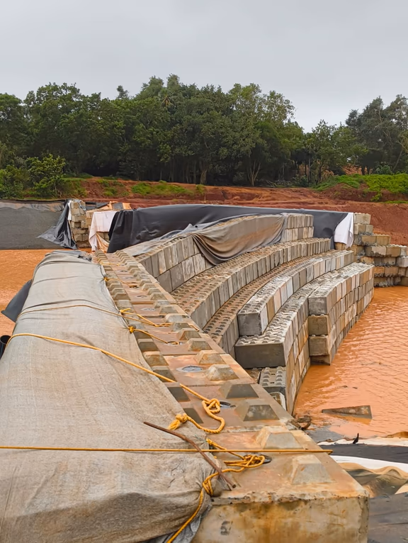 The entire dam used to be straight