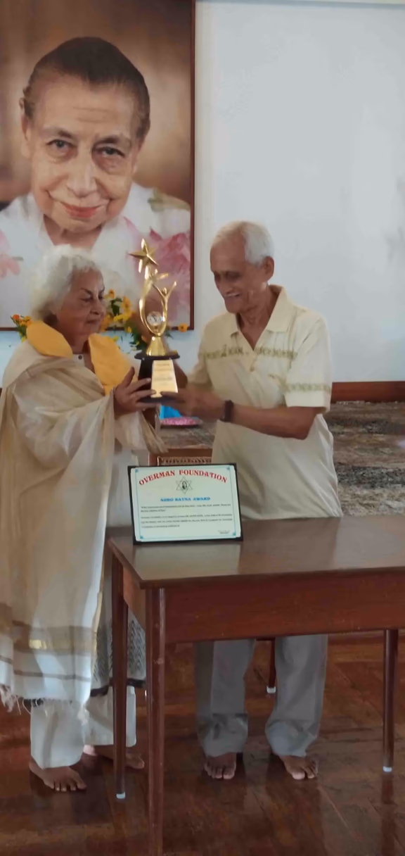 Aster Patel receiving Auro Ratna reward
