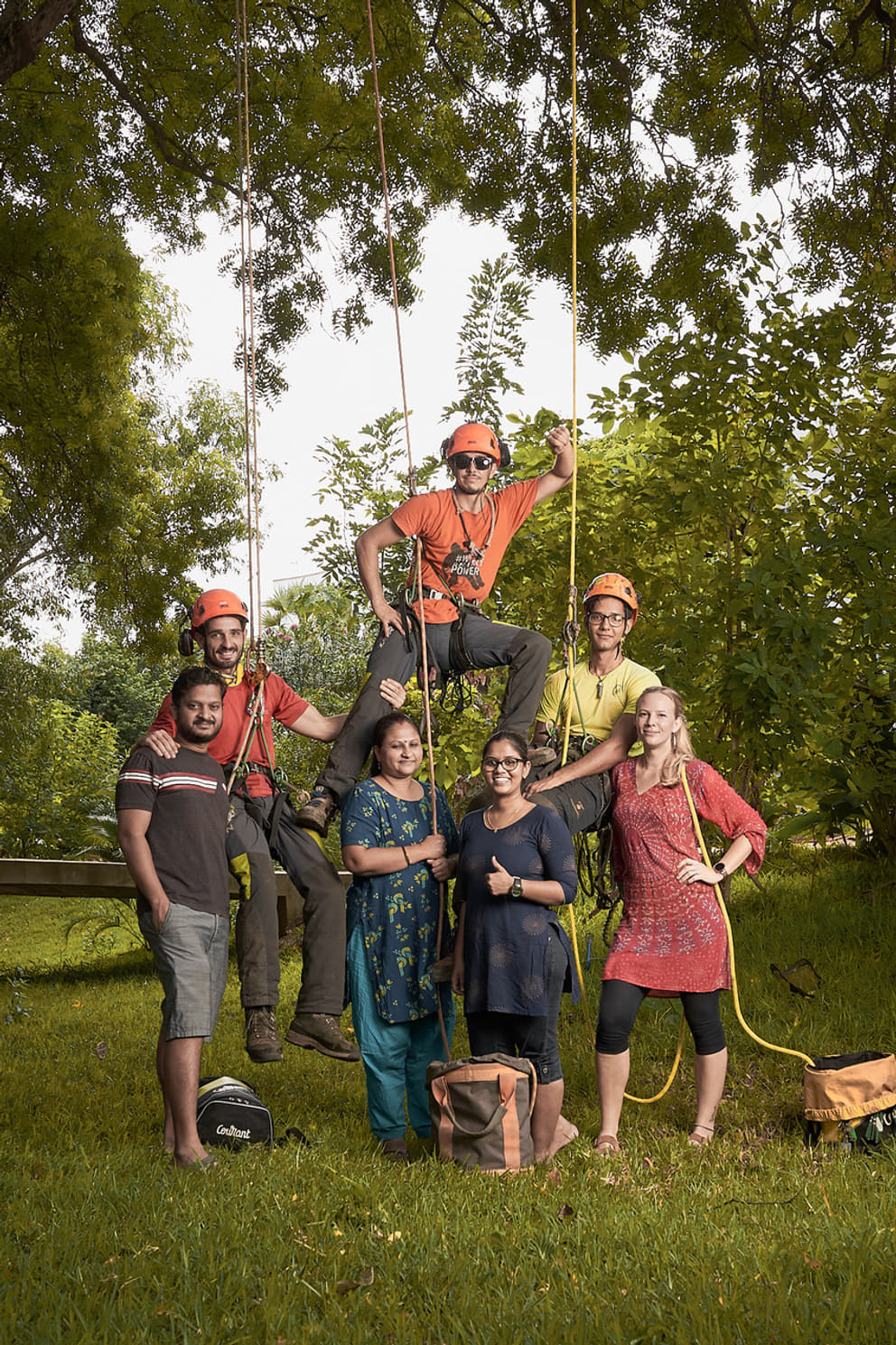 From left to right: Top: Jonas, Anadi and Bagirath from TreeCare; Bottom: Balu, Priya, Nivetha and Inge from Auroville Green Practices