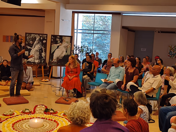 1 A community member addresses the members of the International Advisory Council