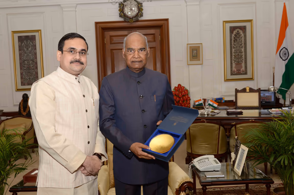 President receives Auroville Memento