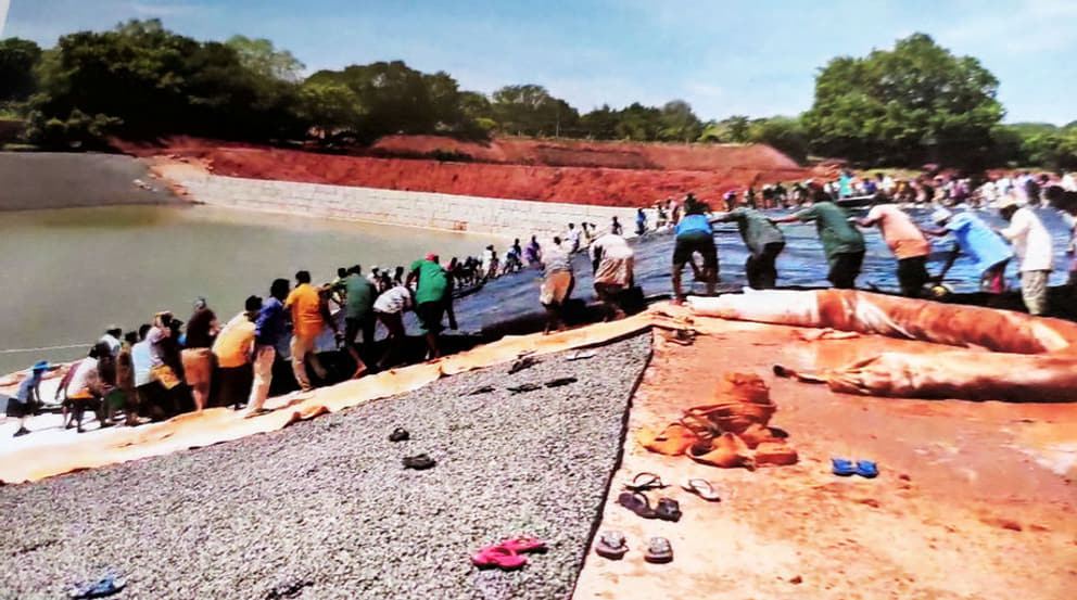 Placing the first underwater cushion for storing drinking water in the lake